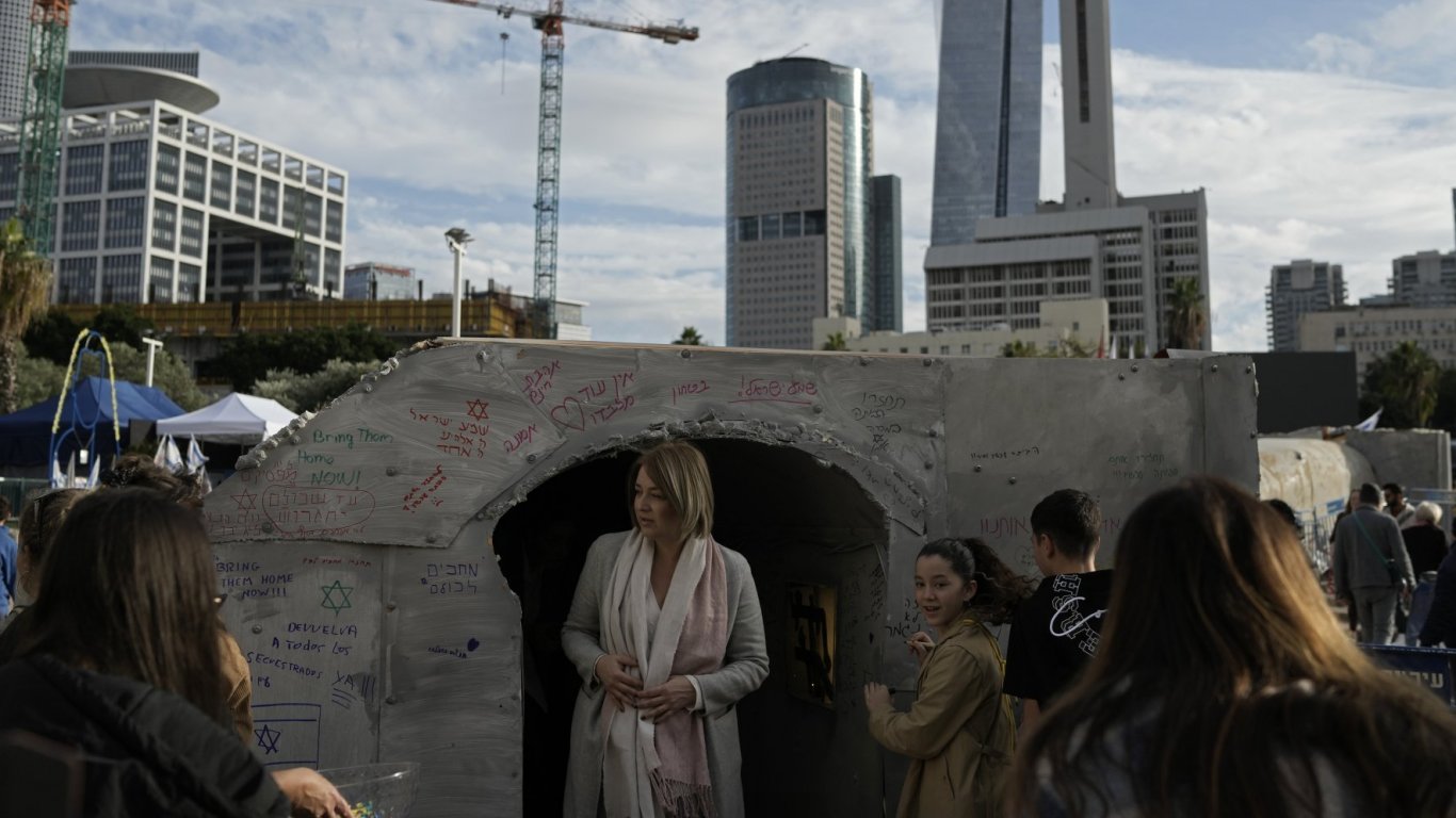 Много хора отидоха в Тел Авив, където беше открита арт инсталация. Тя наподобява тунелите в ивицата Газа