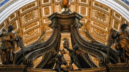 Балдахинът на Бернини в базиликата "Свети Петър" - гигант на изкуството на всички времена