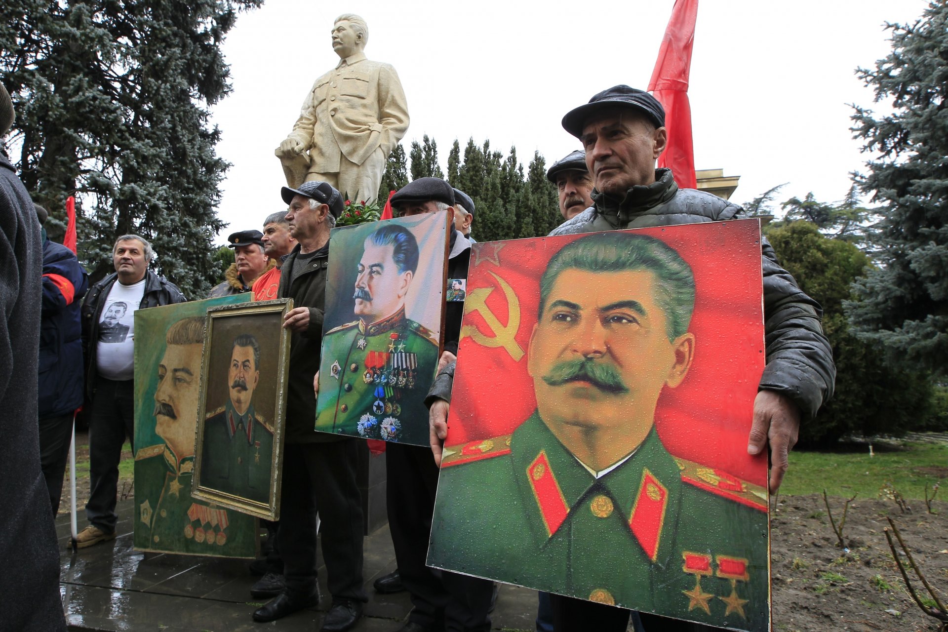Грузинци с портрети на Сталин участват в честване по случай 70 години от смъртта на съветския дистатор в родния му град Гори, на около 80 километра западно от столицата Тбилиси, 5 март 2023 г. 