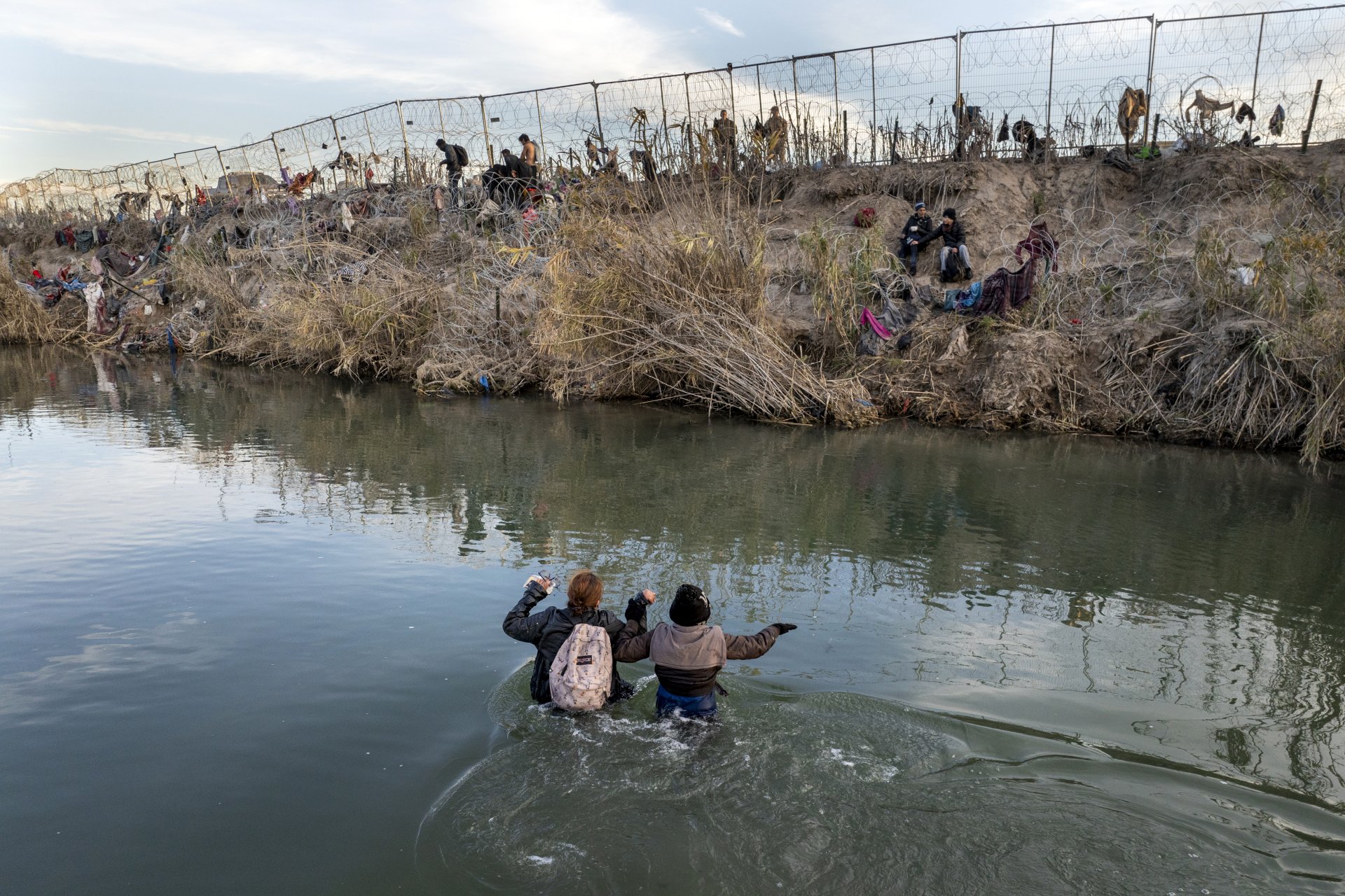 Mигранти пресичат Рио Гранде, докато преминават от Мексико в Съединените щати на 07 януари 2024 г. в Ийгъл Пас, Тексас. 