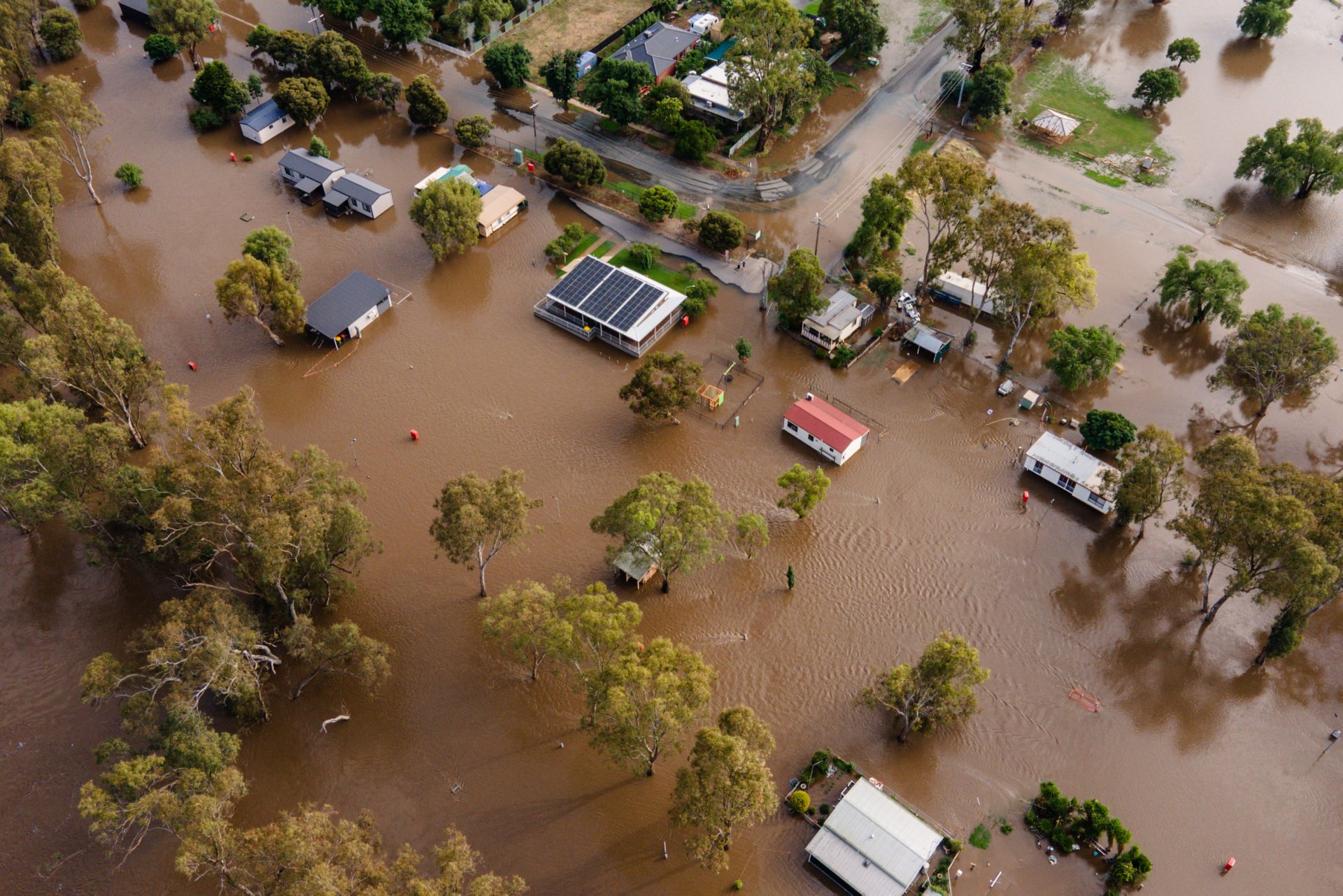  Изглед от дрон показва наводненията, които засегнаха град Рочестър. Предупреждения за тежко време бяха въведени за равнинните участъци от централна Виктория след обилни валежи през нощта