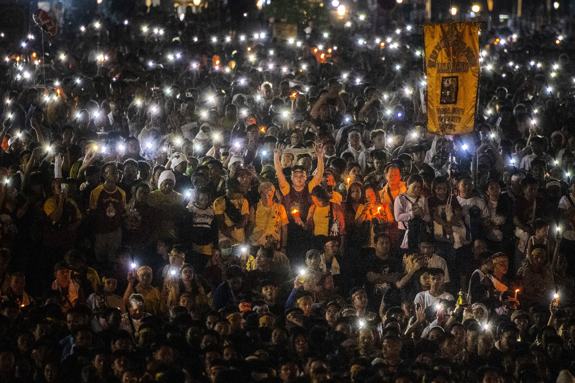 Филипински поклонници светят с телефоните си по време на празника на черния назарянин на 09 януари 2024 г. в Манила, Филипините. 