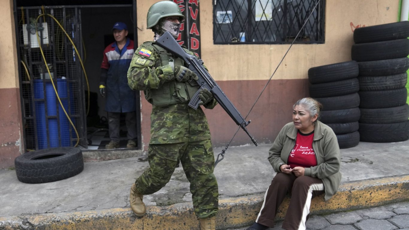 Армията в Еквадор освободи десетки заложници, държани в плен от затворниците