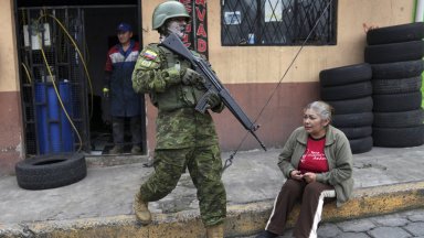 Еквадорската армия бе разположена на улиците в цялата страна за