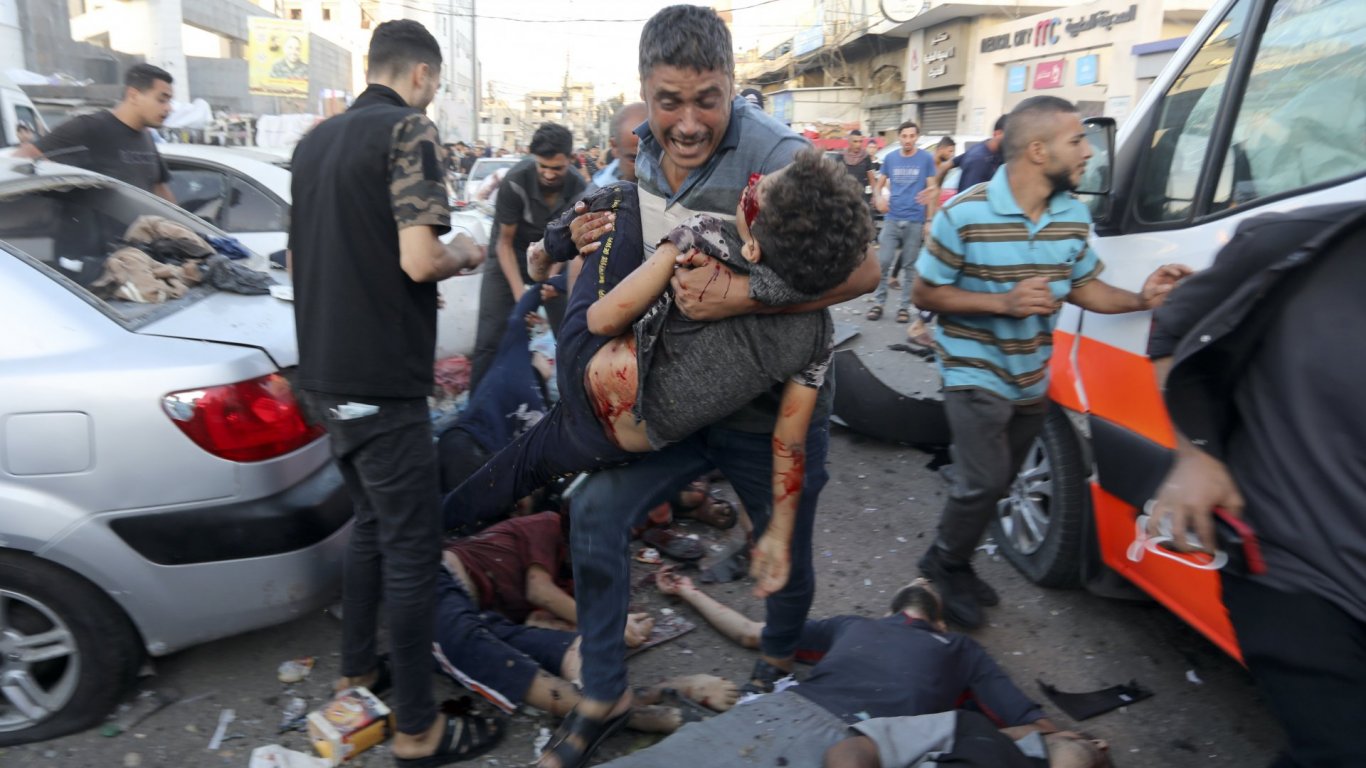 Палестинец носи на ръце раненото си дете