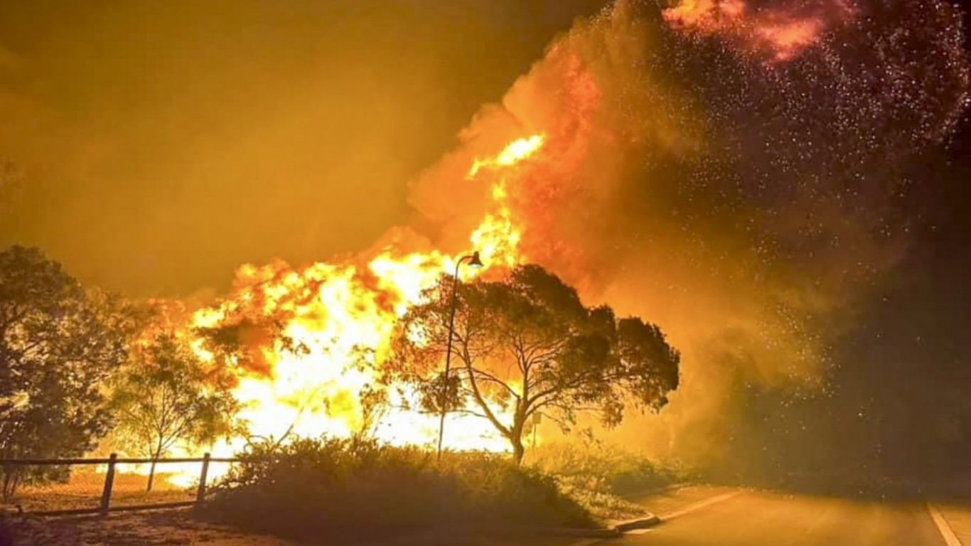 Стотици пожарникари се опитват да овладеят голям горски пожар в Австралия (видео)