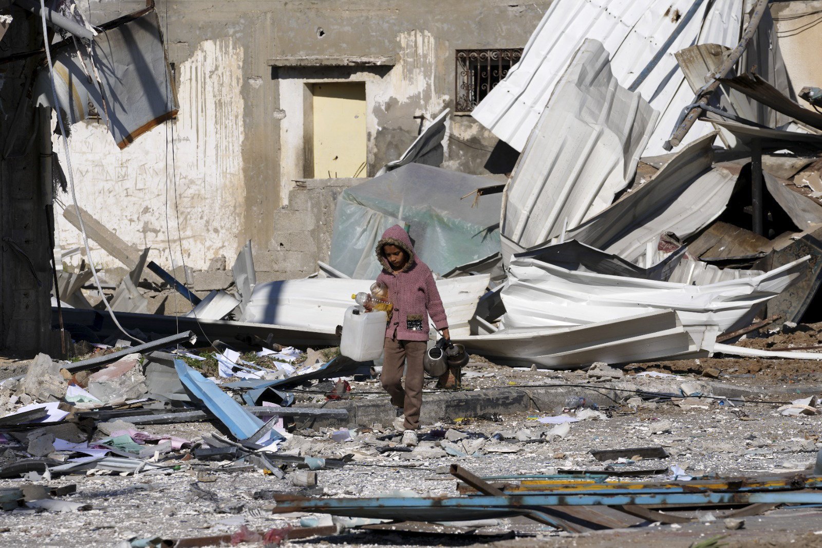 Палестинско дете сред руините на бомбардирана сграда в Газа
