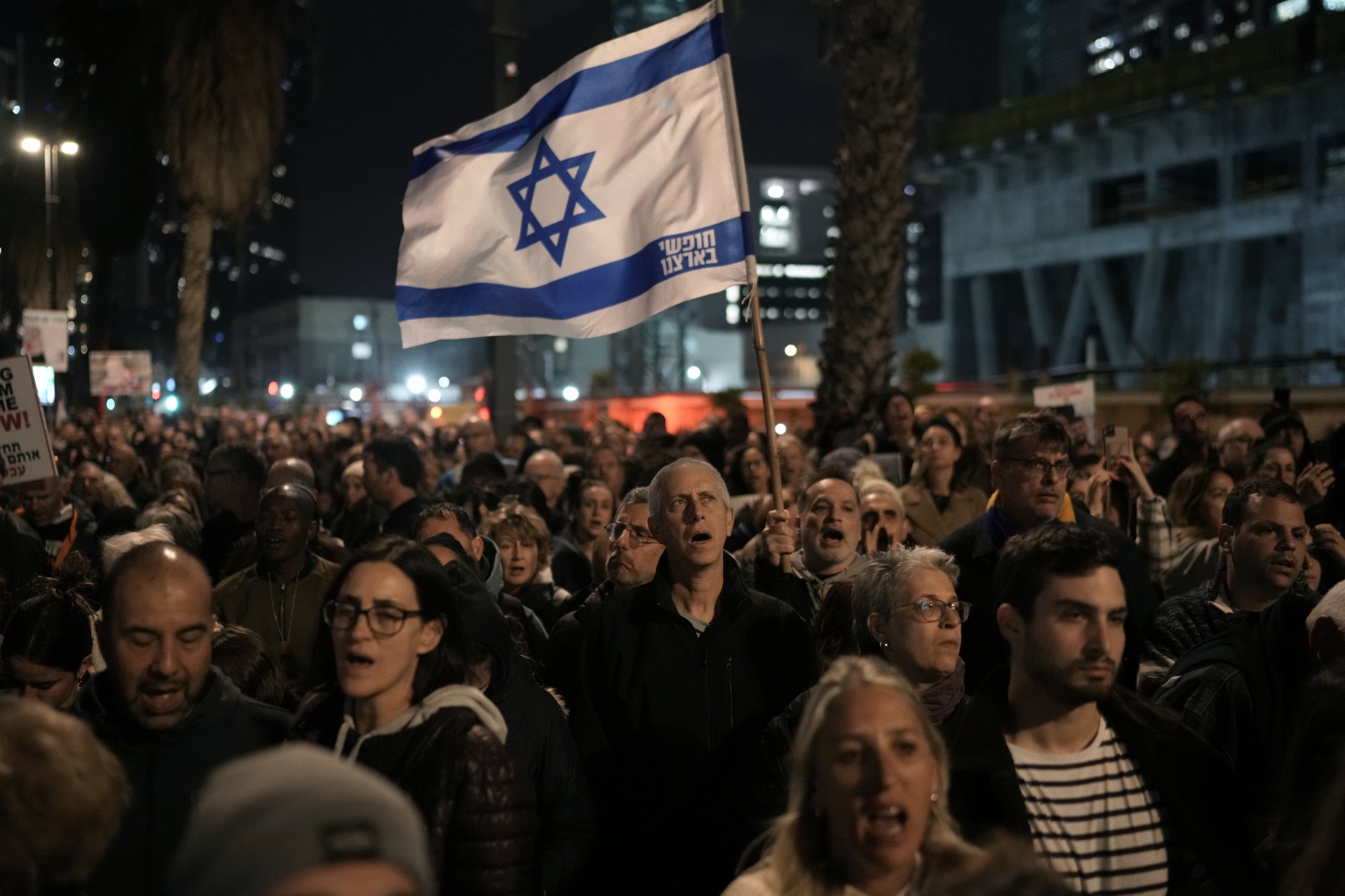 Хиляди израелци излязоха на протест в Тел Авив с искане да бъдат освободени заложниците и премиерът Нетаняху да подаде оставка
