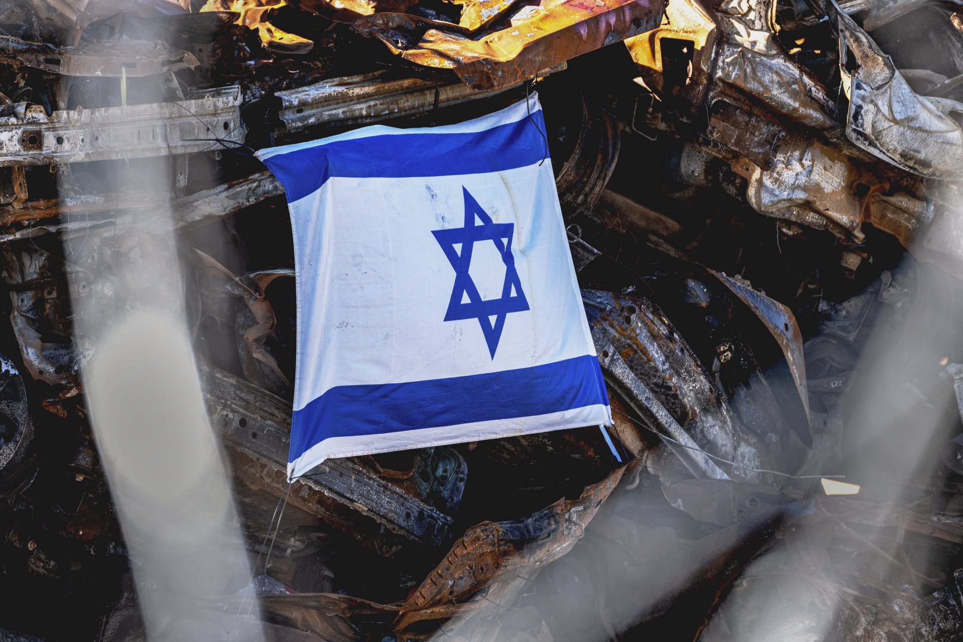 Израелското знаме върху изгорена кола при нападението на "Хамас" на 7 октомври
