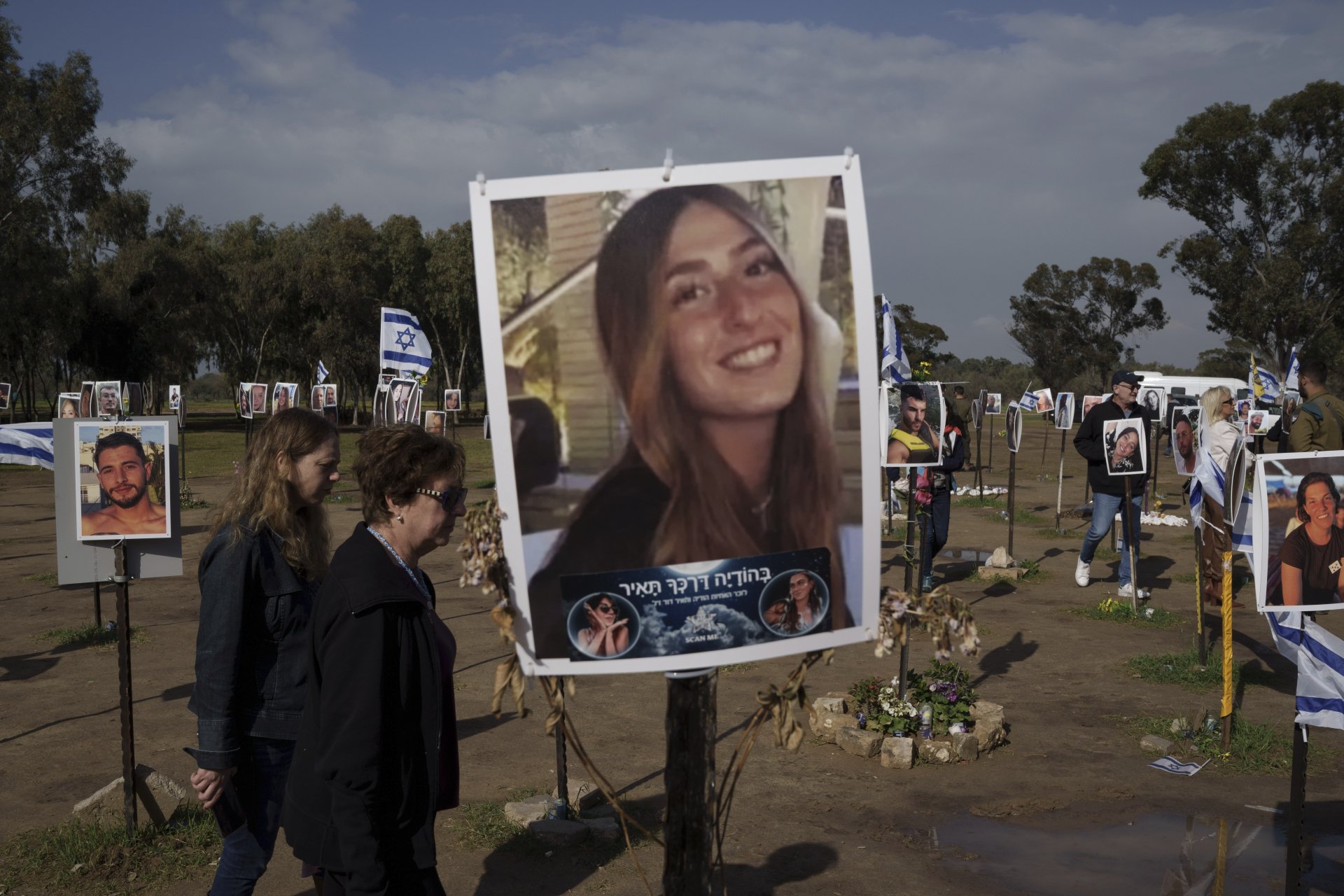 Близки и приятели на загиналите по време на фестивала младежи подредиха снимките им на робното им място в Южен Израел