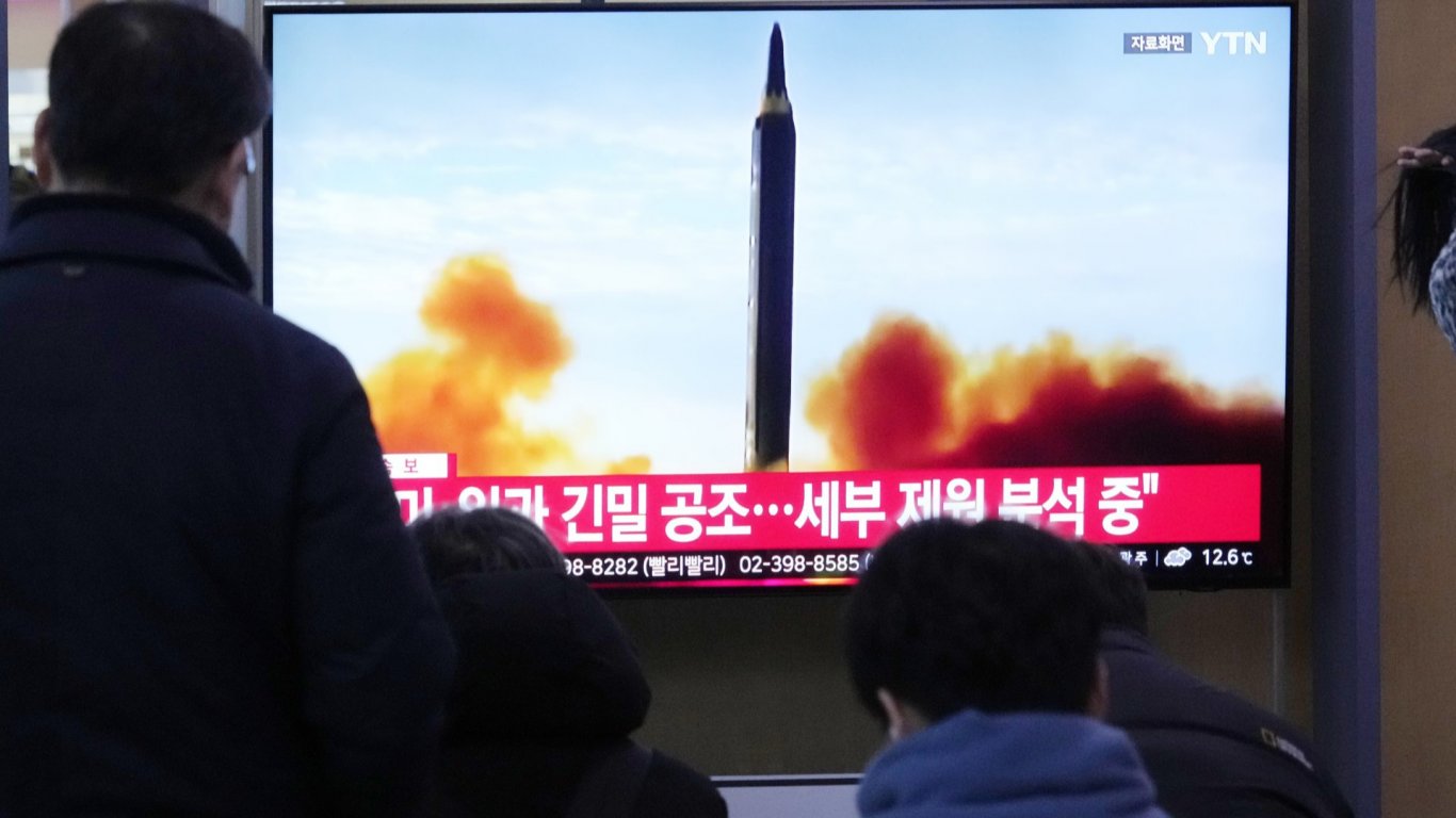 Северна Корея изстреля най-съвременното оръжие в арсенала си - ракетата "Хвасон-18"