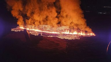 Исландски вулкан изригна, лавата стигна град Гриндавик и подпали къщи (снимки/видео)