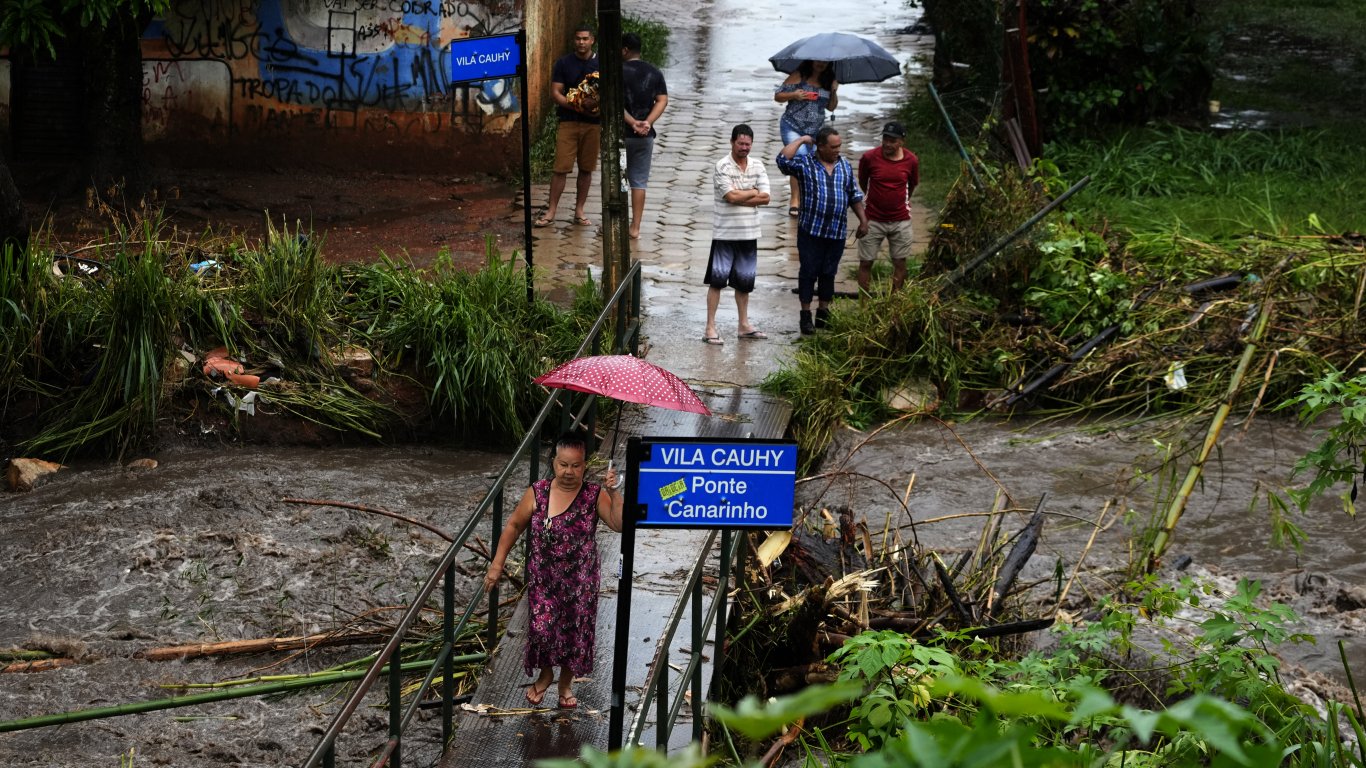 Проливни дъждове и свлачища в Бразилия взеха най-малко 11 жертви (видео)