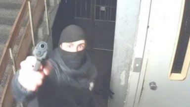 Става дума за човек който живее в блока Той е чупил