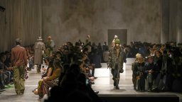 Fendi показа мъжка колекция, вдъхновена от британската принцеса Ана, а Prada внесе природата на закрито