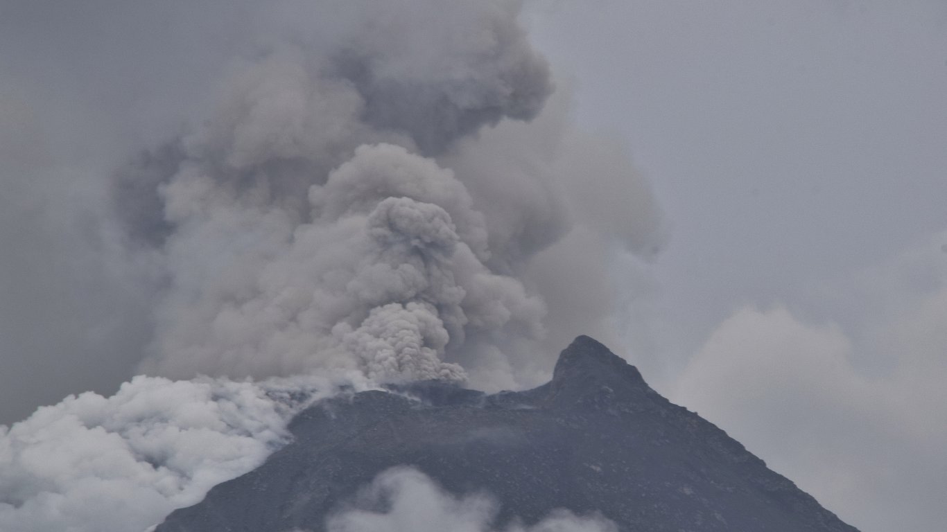 Още един вулкан се аквизира в Индонезия, евакуираха около 6500 жители (видео)