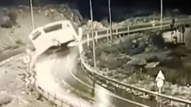 Пътнически автобус се преобърна в Турция, 9 души загинаха и 30 са ранени (видео)