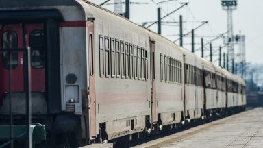 Пламна локомотивът на бързия влак Бургас-София, пътниците са евакуирани  