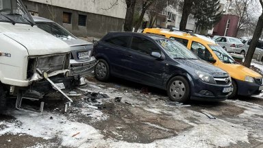 15-годишен блъсна с автомобила на сестра си 3 паркирани коли и каравана (снимки)