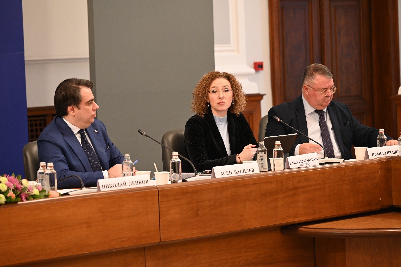 Министрите Асен Василев и Иванка Шалапатова, и Ивайло Иванов, директор на НОИ