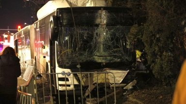 Автобус на градския транспорт в София навлезе в насрещното, блъсна жена и дипломатическа кола