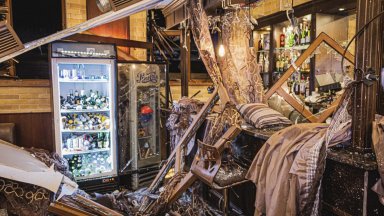 Спасителните екипи претърсваха купчини отломки за да проверят дали има