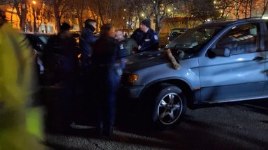 Според публикации на потърпевши в социалните мрежи мъжът се е