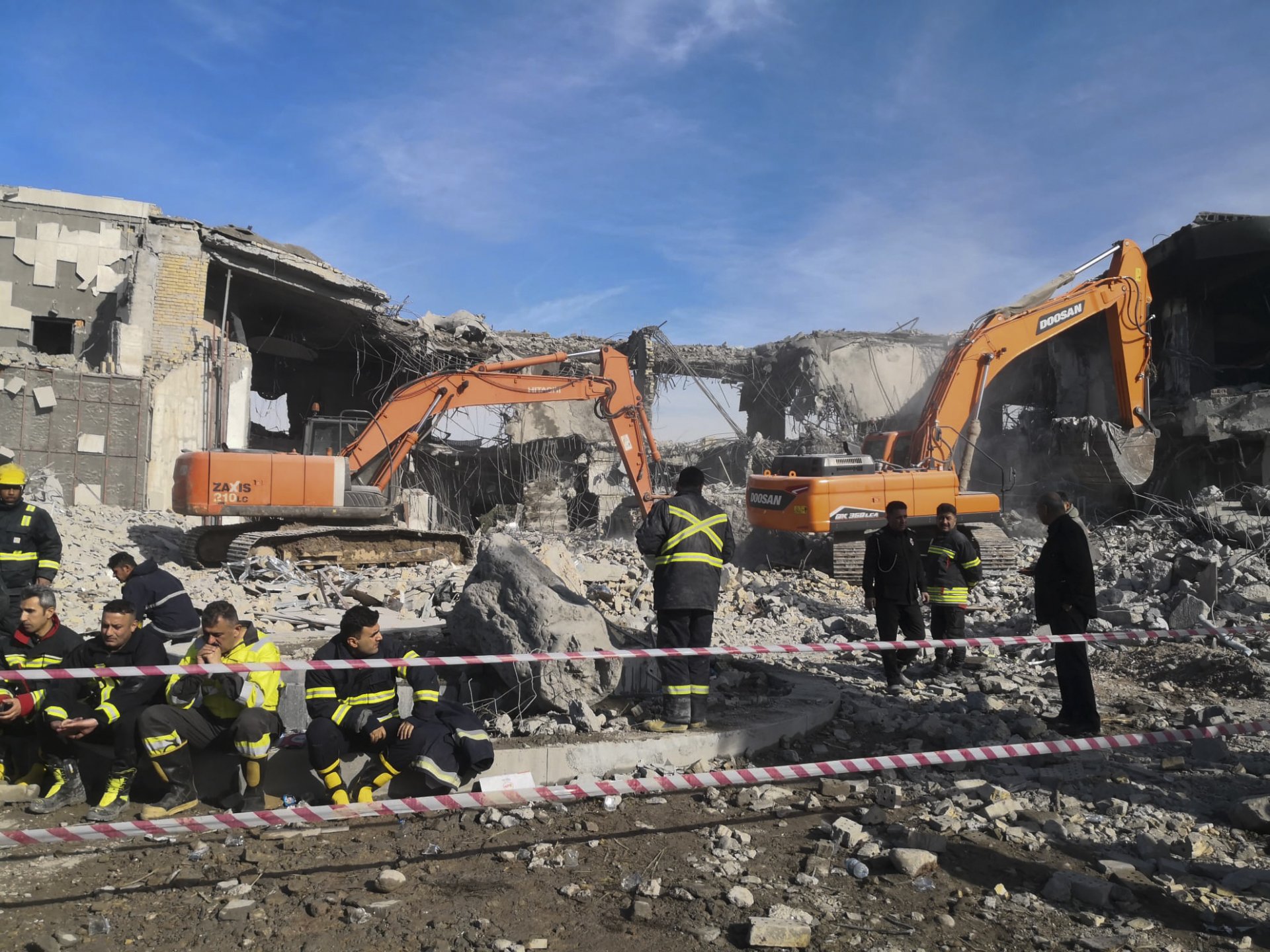 Хора от иракските спешни служби разчистват останките от къща в Ербил, разрушена от иранска ракета