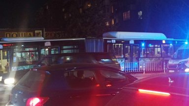 По информацията която имаме на водача му прилошава губи съзнание