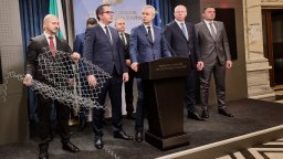 "Възраждане" донесоха в парламента част от граничната ограда: Като швейцарско сирене е (снимки)