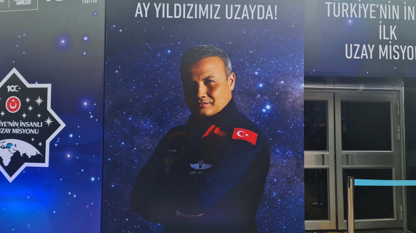 Първият космонавт на Турция развява в Космоса гордостта на страната си и амбициите на Ердоган