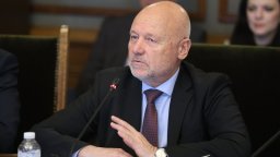 Тагарев няма да пода оставка преди ротацията 