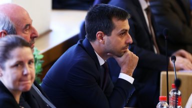 По думите му в момента в СОС цари парад на