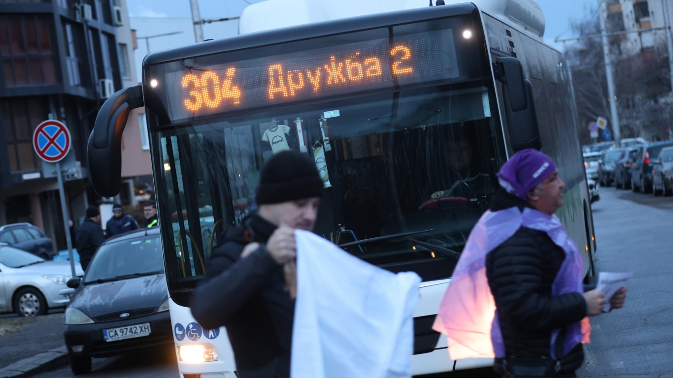 Протест на шофьорите от градския транспорт в София блокира кръстовище в "Дружба" (снимки)