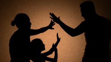 Обвиняемият живеел на съпружески начала негова колежка и малолетната ѝ дъщеря Съвместният им