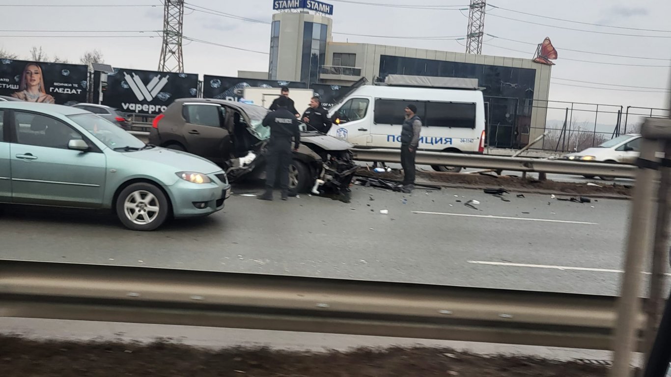 Шофьор е ранен след удар в мантинелата на Околовръстното в София