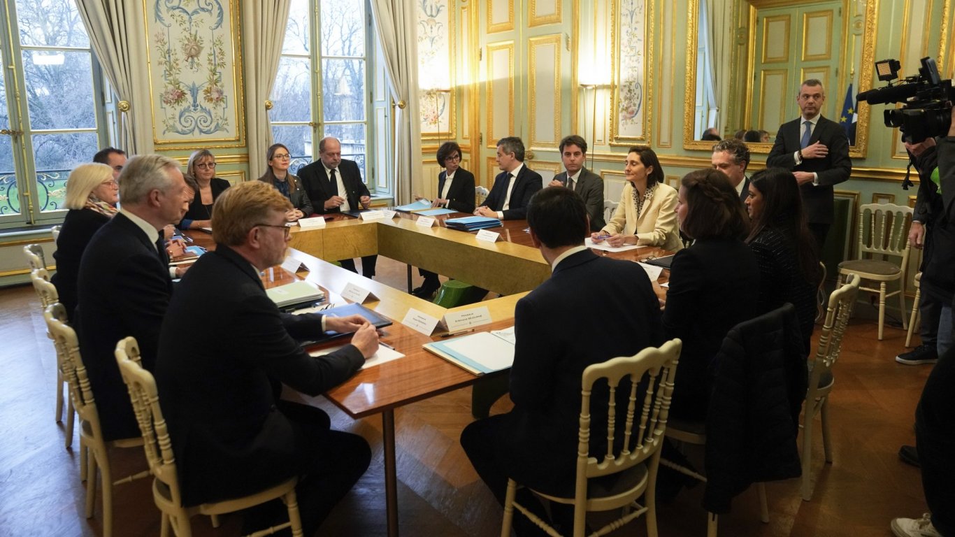 Новият френски кабинет с изненадващи назначения, неочаквани решения и някои първи полемики