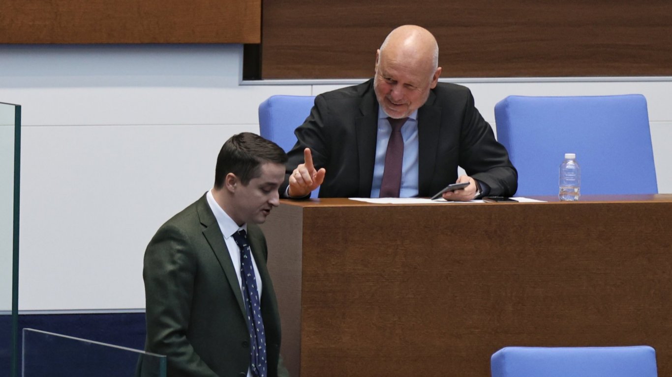"Ламер", "розово пони" и "мазно петно": Депутатски обиди при изслушването на Тагарев