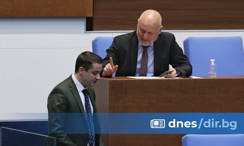 В залата стана ясно и че сестрата на капитана на