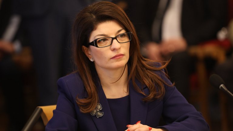 НС освободи Десислава Атанасова, опозиция и мнозинство се обиждаха на мишки и папагали