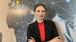 Кой носи основна отговорност за адаптирането на нов служител в една компания?