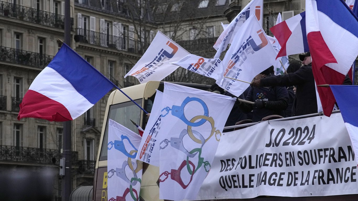 Френските полицаи заплашиха, че ще блокират летищата, ако не получат "олимпийски бонуси"