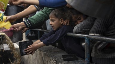 САЩ за пръв път спуснаха по въздух хранителни помощи в Газа