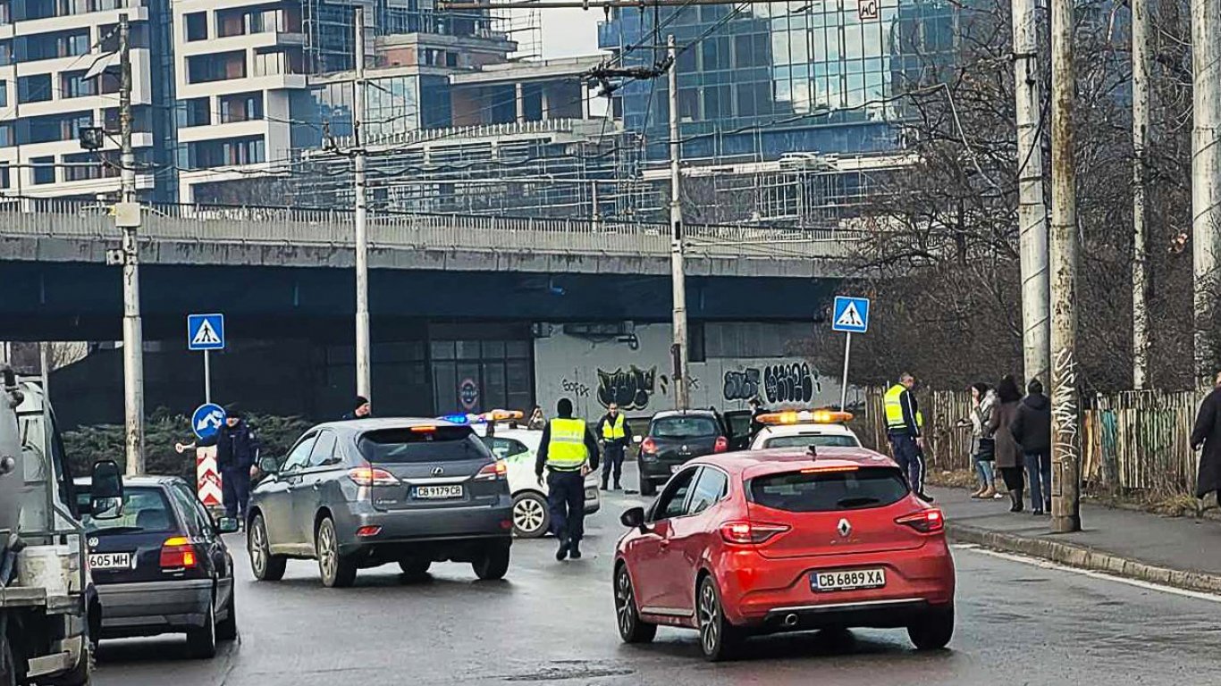 Катастрофа блокира за кратко Площада на авиацията в София и промени маршрутите на градския транспорт