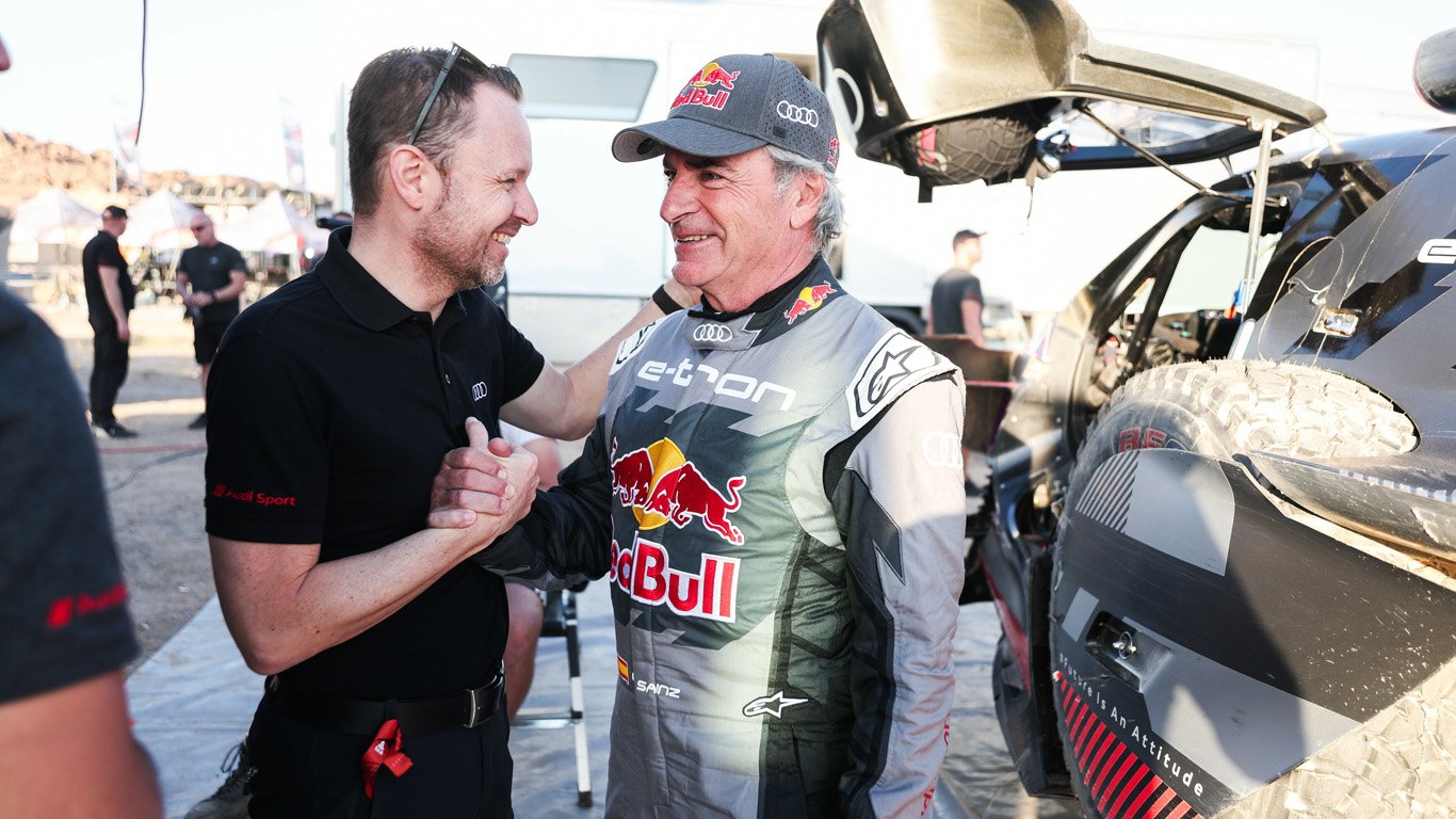 Ръководителя на Audi Motorsport Ролф Михл и победителя Карлос Сайнц