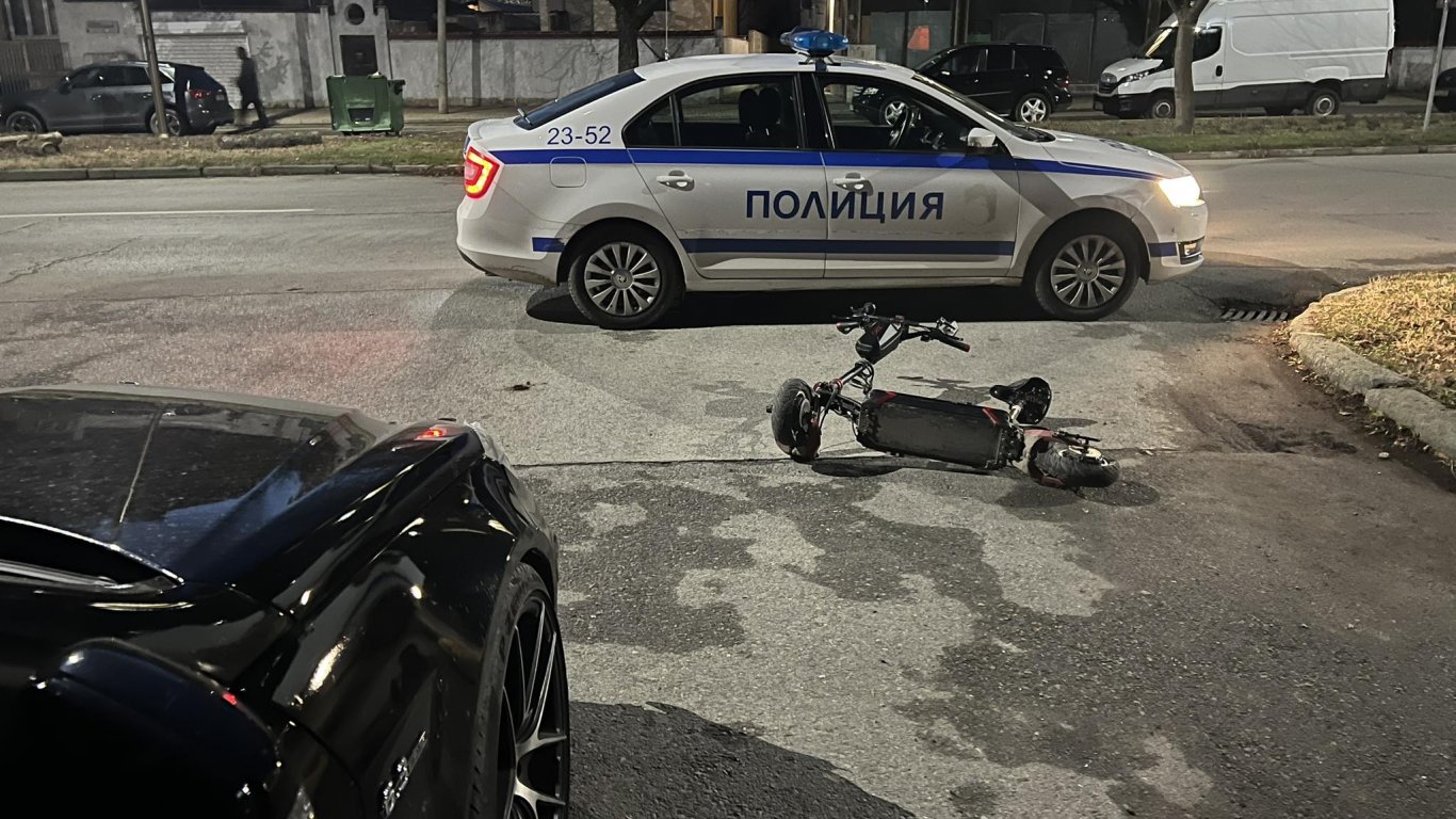 Полицай блъсна с личния си автомобил мъж с тротинетка в Казанлък