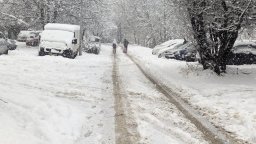 Сняг затрупа Плевен, обявен е жълт код