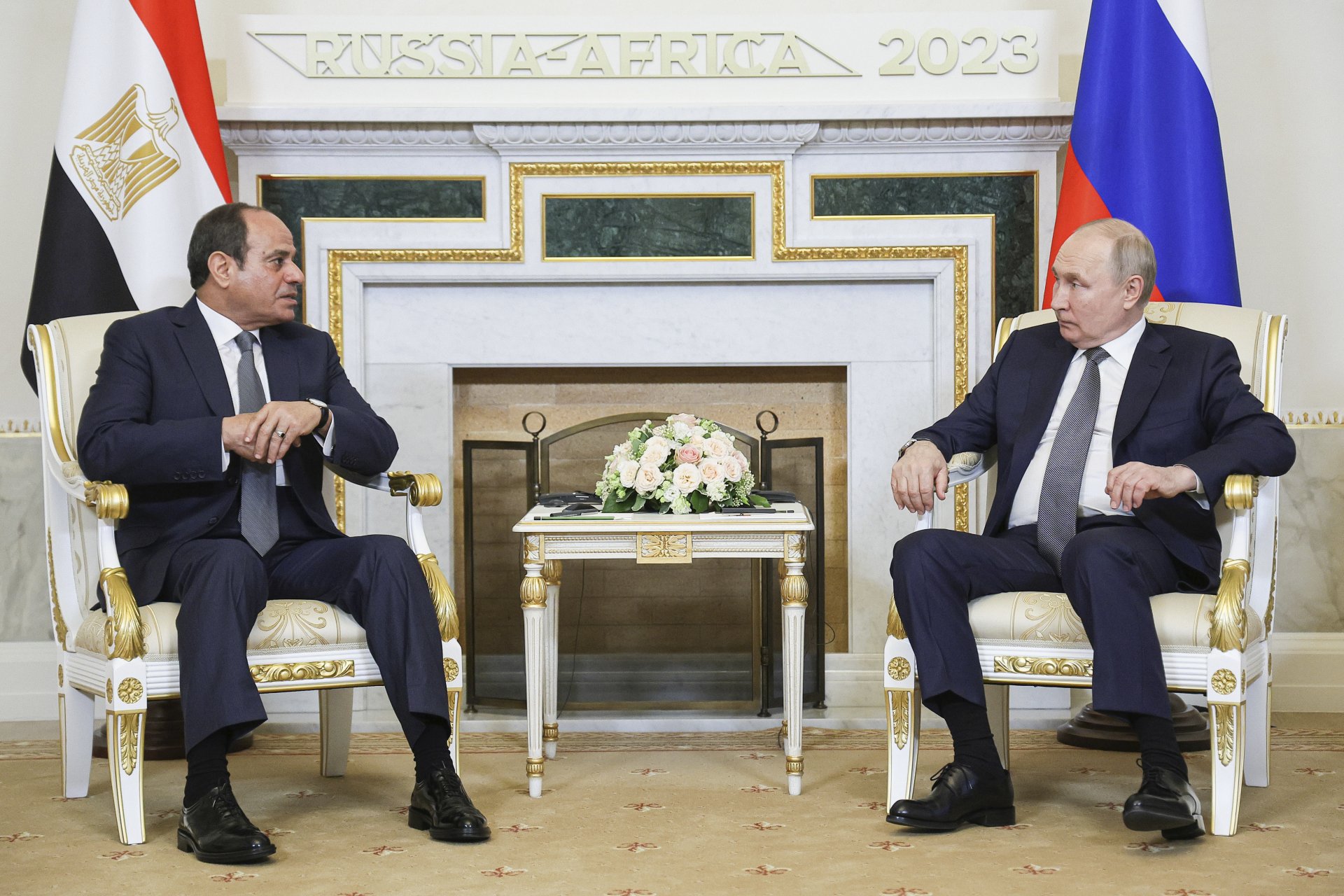 Руският президент Владимир Путин разговаря с египетския държавен глава Абдел Фатах Сиси в Петербург през юли 2023 г.