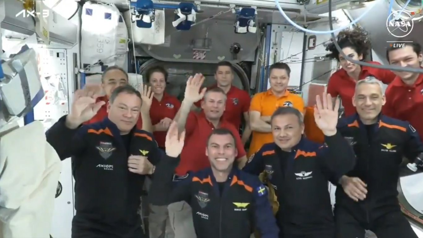 Частната космическа мисия "Аксиом 3" се скачи с МКС (видео)