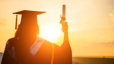 Купуването на дипломи постепенно излиза от зоната на здрача на